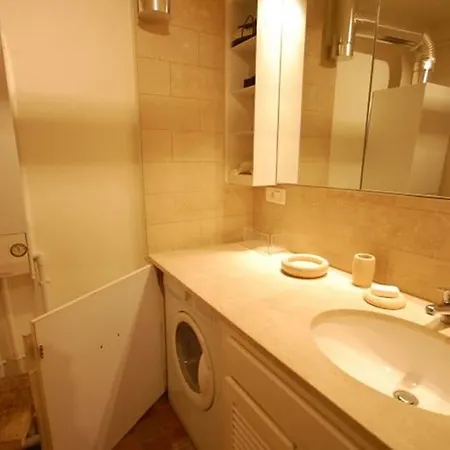 2 Bedroom Apartment-luxembourg Garden Appartement *
